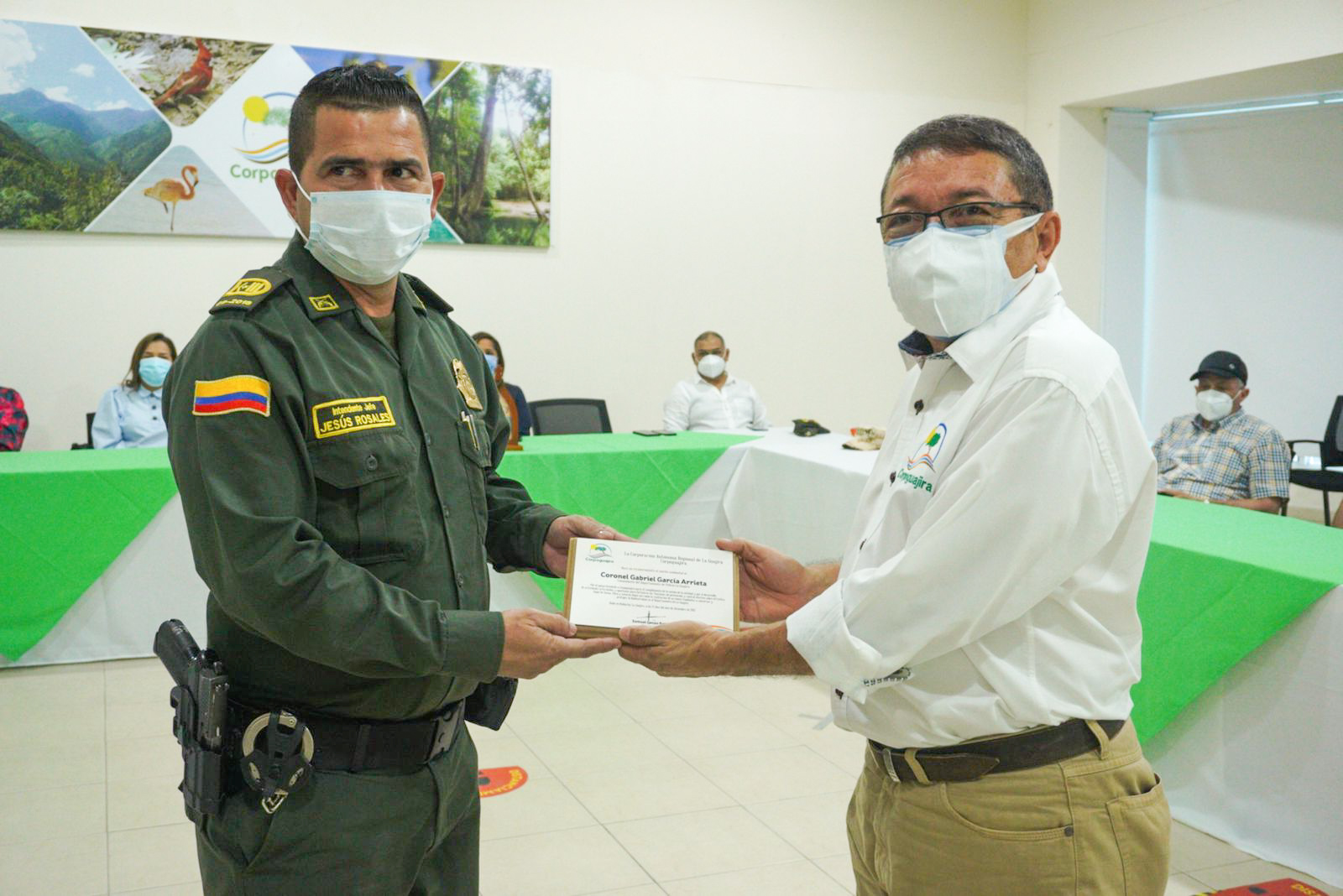El Subdirector de Gestión Ambiental de Corpoguajira, Julio Vega, hace entrega del reconocimiento al mérito ambiental al Intendente Jefe de la Policía Ambiental, Jesús Rosales Vidal.