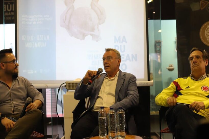 Los académicos Javier Rivera, José Martínez Carrión y Adolfo Meisel en el Museo Mapuka.