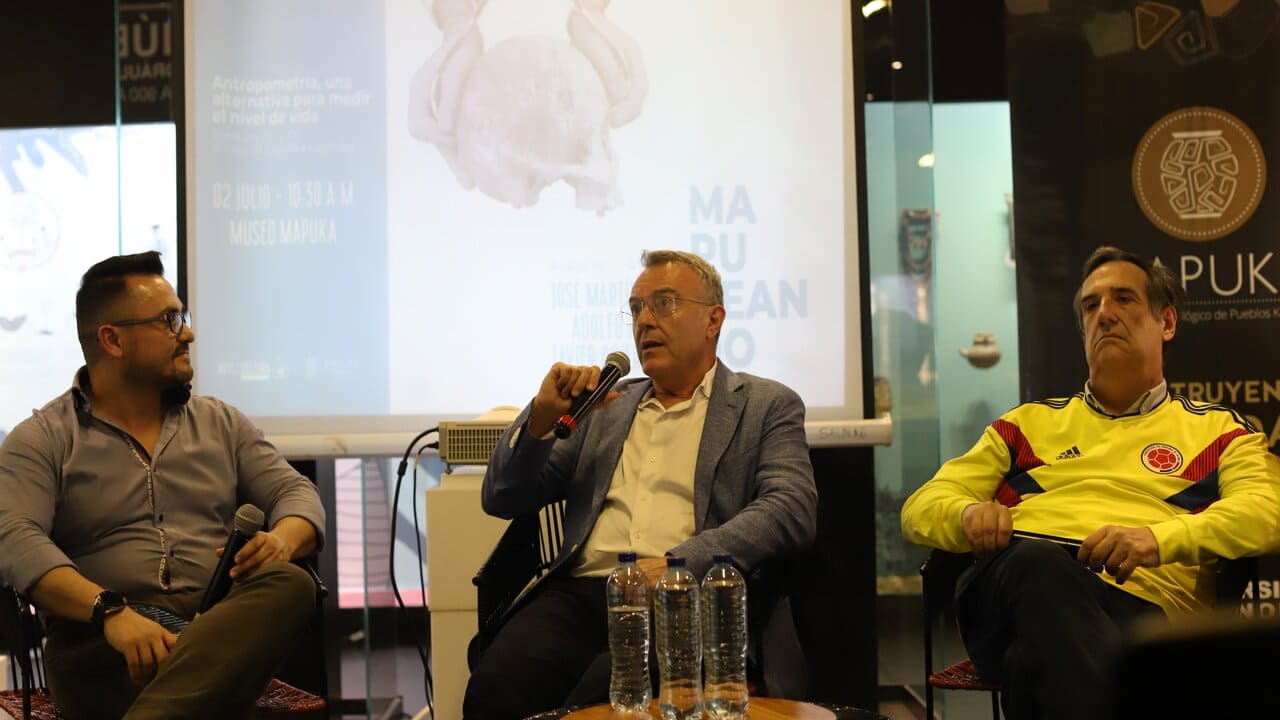 Los académicos Javier Rivera, José Martínez Carrión y Adolfo Meisel en el Museo Mapuka.