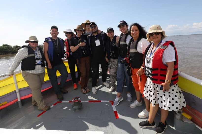 Grupo de docentes estadounidenses recorriendo el Río Magdalena.