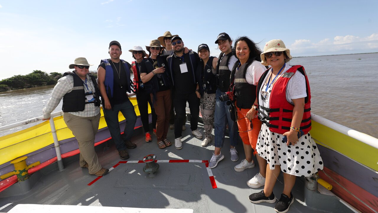 Grupo de docentes estadounidenses recorriendo el Río Magdalena.