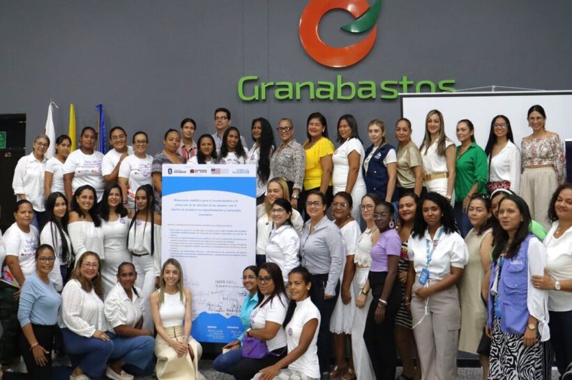 Grupo de lideresas de la Red Caribe de Mujeres Colombo-venezolanas en el auditorio.