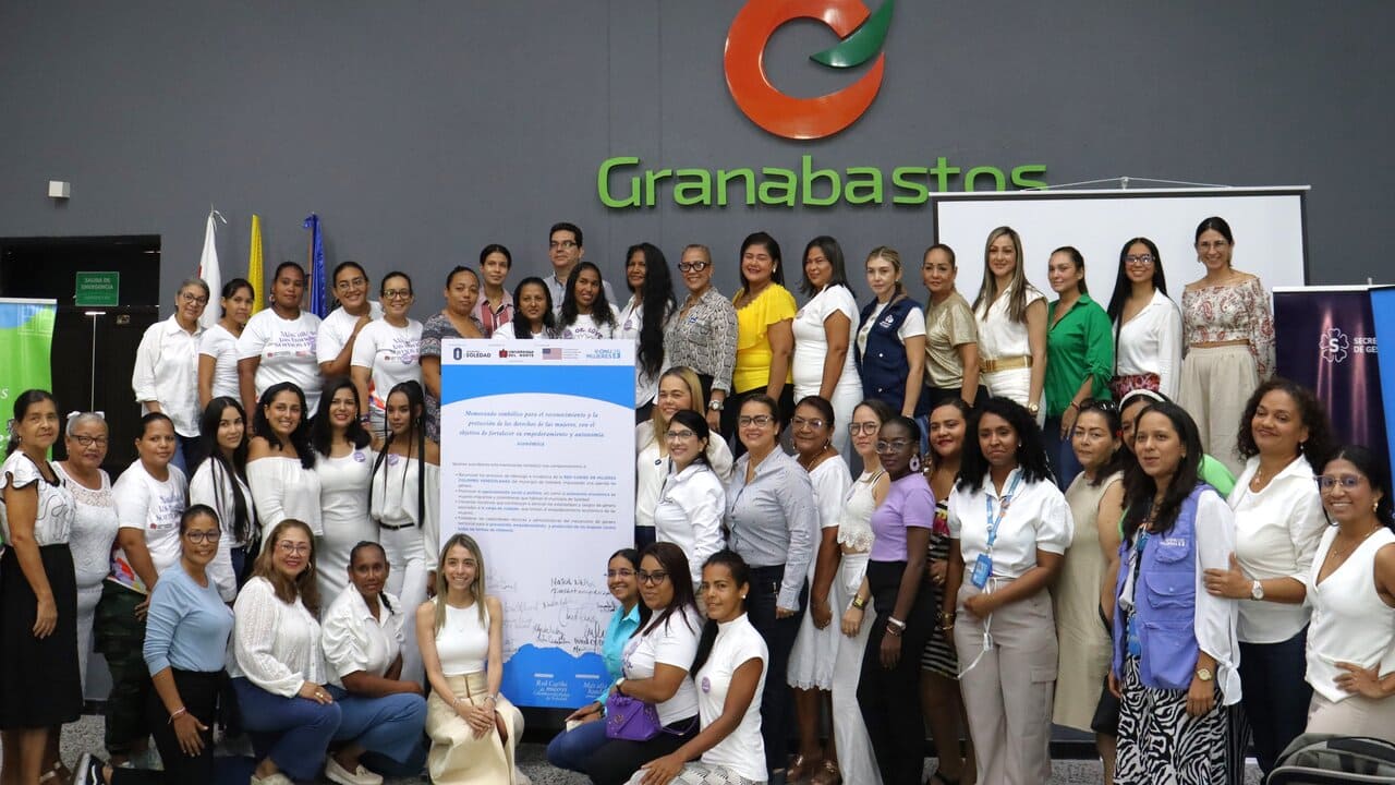 Grupo de lideresas de la Red Caribe de Mujeres Colombo-venezolanas en el auditorio.