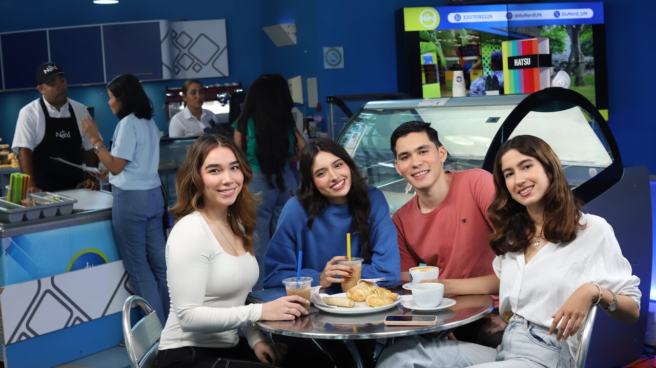 Estudiantes disfrutando de los servicios de Café du Nord.