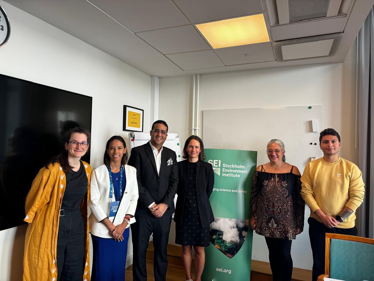 Ambiente El Gobernador Jairo Aguilar Deluque en reunión con Marie Jürisoo del Instituto de Ambiente de Estocolmo para avanzar en proyectos de transición energética y calidad del agua en La Guajira."