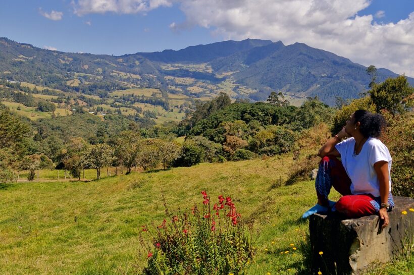 El arte de sintonizar con la vida Persona en meditación con cuencos tibetanos para reducir el estrés y encontrar equilibrio.