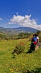 El arte de sintonizar con la vida Persona en meditación con cuencos tibetanos para reducir el estrés y encontrar equilibrio.