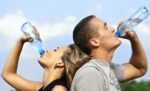 Beber poca agua puede afectar la concentración y el rendimiento laboral