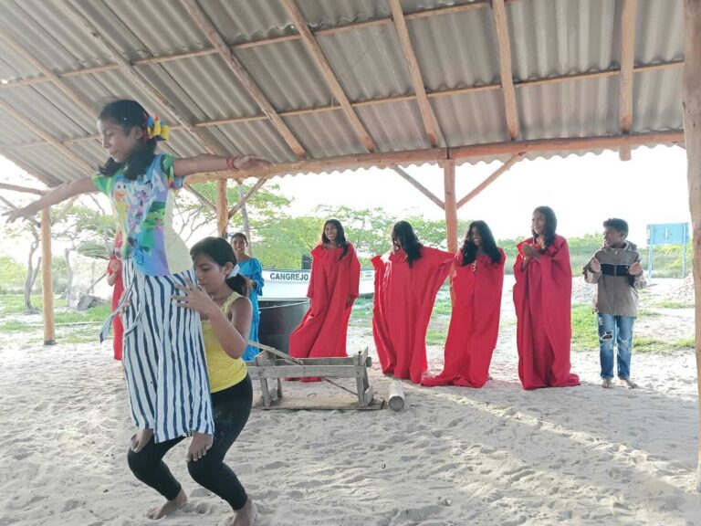 Teatro comunitario fortalece la cultura wayuu en resguardos y barrios de Riohacha