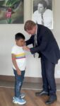 Un detalle del primer ministro Mike Eman para Manuel Antonio de Jesús